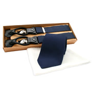 Set cravatta blu con bretelle blu e pochette bianca in pura seta 