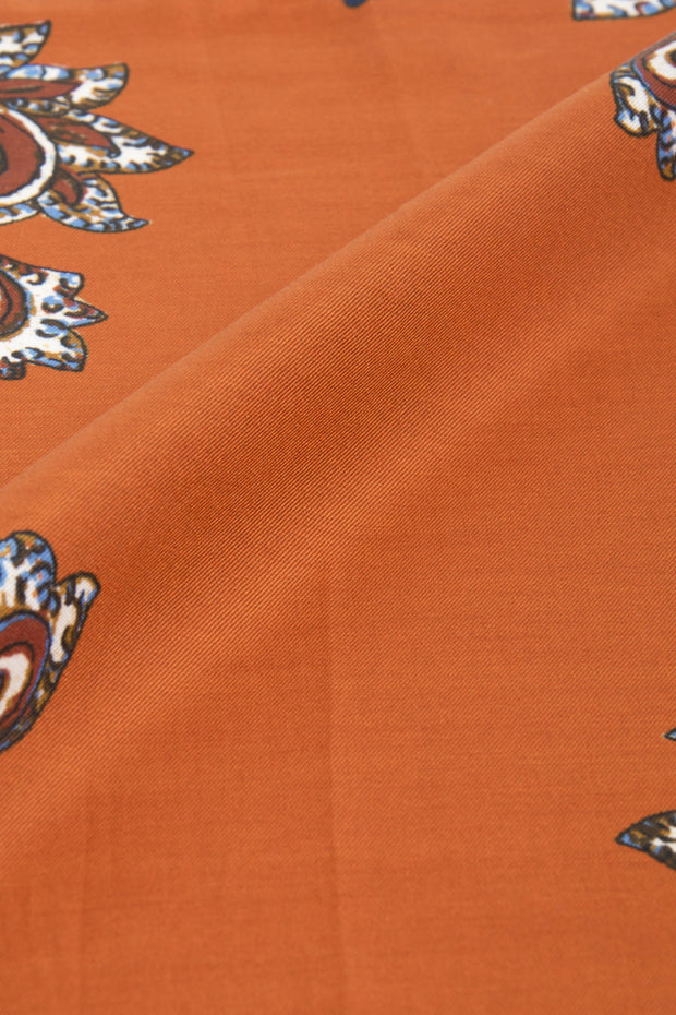 Fazzoletto arancione in seta-cotone stampato con motivo paisley 