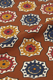 Fazzoletto arancione in seta-cotone con stampa di medaglioni 