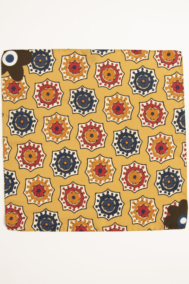 Fazzoletto giallo in seta-cotone con stampa di medaglioni