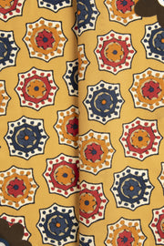 Fazzoletto giallo in seta-cotone con stampa di medaglioni