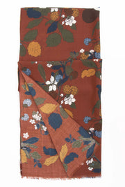 floral details of the orange made in italy scarf-dettaglio floreale della sciarpa made in italy