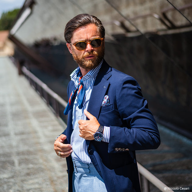 Bandana foulard blu e rosso in seta con disegno di macchine d'epoca