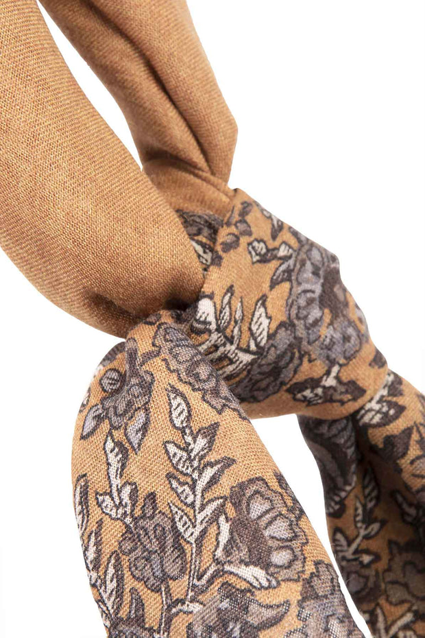 Bandana foulard oro in pura lana italiana con disegno paisley e floreale 