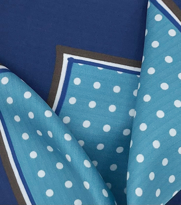 Fazzoletto blu e azzurro in seta con pois bianchi incorniciati