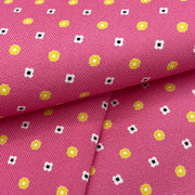 Ascot rosa con design micro floreale giallo e bianco