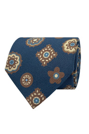 Cravatta stampata blu con fiori e pattern con diamanti geometrico in seta