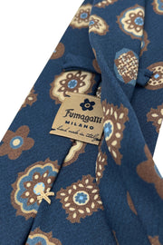 Cravatta stampata blu con fiori e pattern con diamanti geometrico in seta