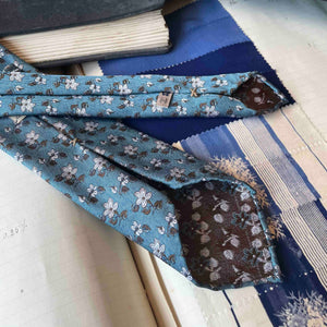 Cravatta sfoderata di seta jacquard floreale turchese e bianca