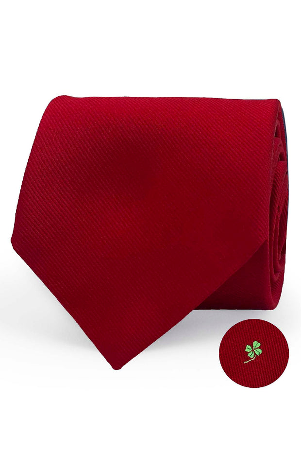 Cravatta rossa in seta con ricamo di quadrifoglio sottonodo