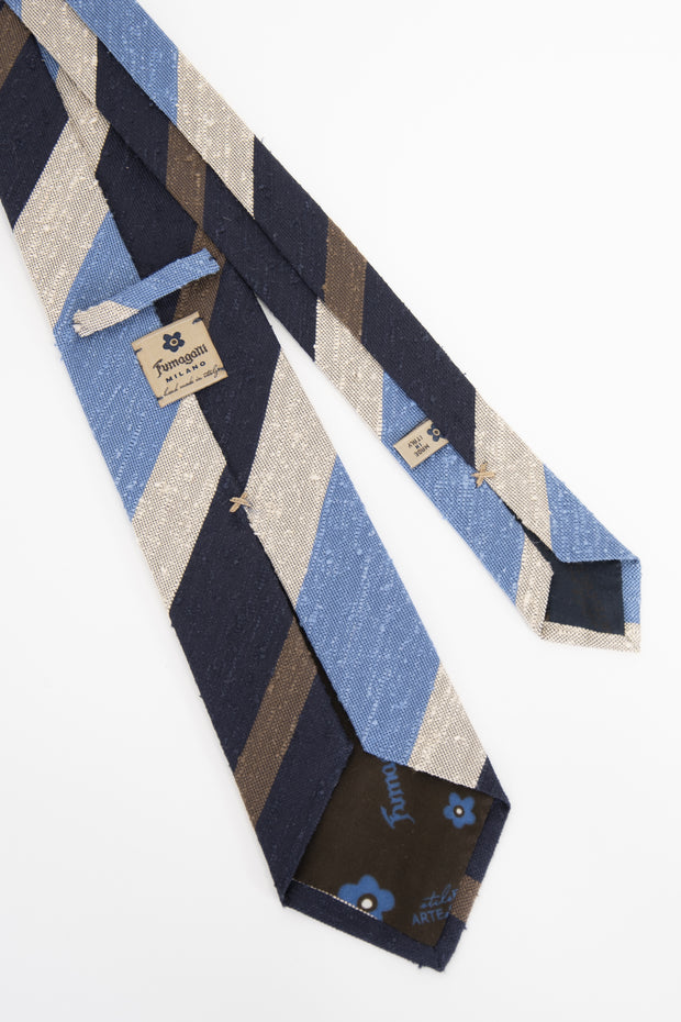 retro della cravatta fatta a mano in italia con righe di diversa grandezza- rear of a handmade in italy tie whit different lenght stripes
