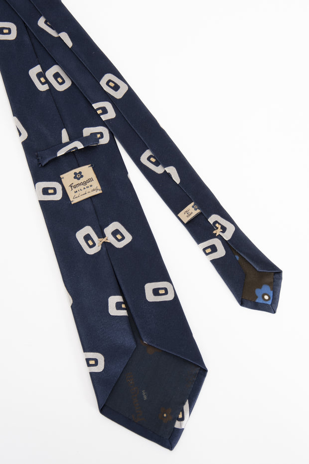 tags on the rear of the blue tie hand sewn in italy-cartellino cucito a mano in italia sul retro di una cravatta blu 