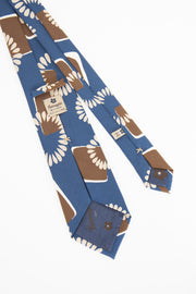 back of a tie with blu background made of silk- retro di una cravatta con sfondo blu fatta in seta