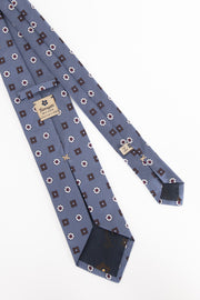 dettaglio del cartellino fumagalli su una cravatta in seta azzurro-tag fumagalli detail on a light blue silk tie