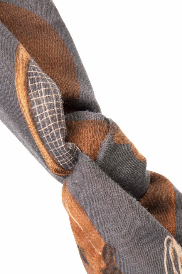 the knot of the grey scarf- il nodo della cravatta grigia