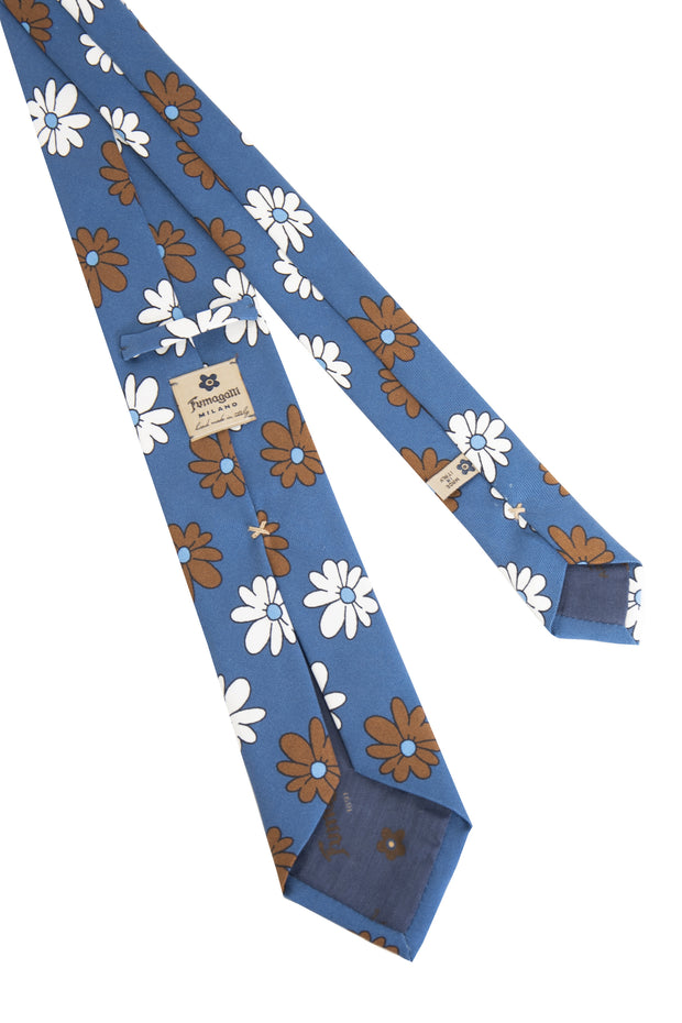 Cravatta in seta stampata con fondo azzurro scuro e macro fiori bianchi e marroni - Fumagalli il 1891
