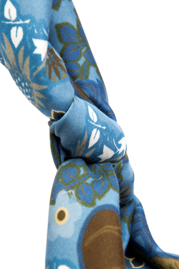 Bandana foulard azzurro con foglie stampate in pura seta e cotone 