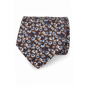 Cravatta stampata in seta su fondo marrone con piccoli fiori bianco, blu e beige 